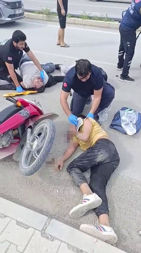 TIRLA ÇARPIŞAN MOTOSİKLETTEKİ 3 GENÇ YARALANDI