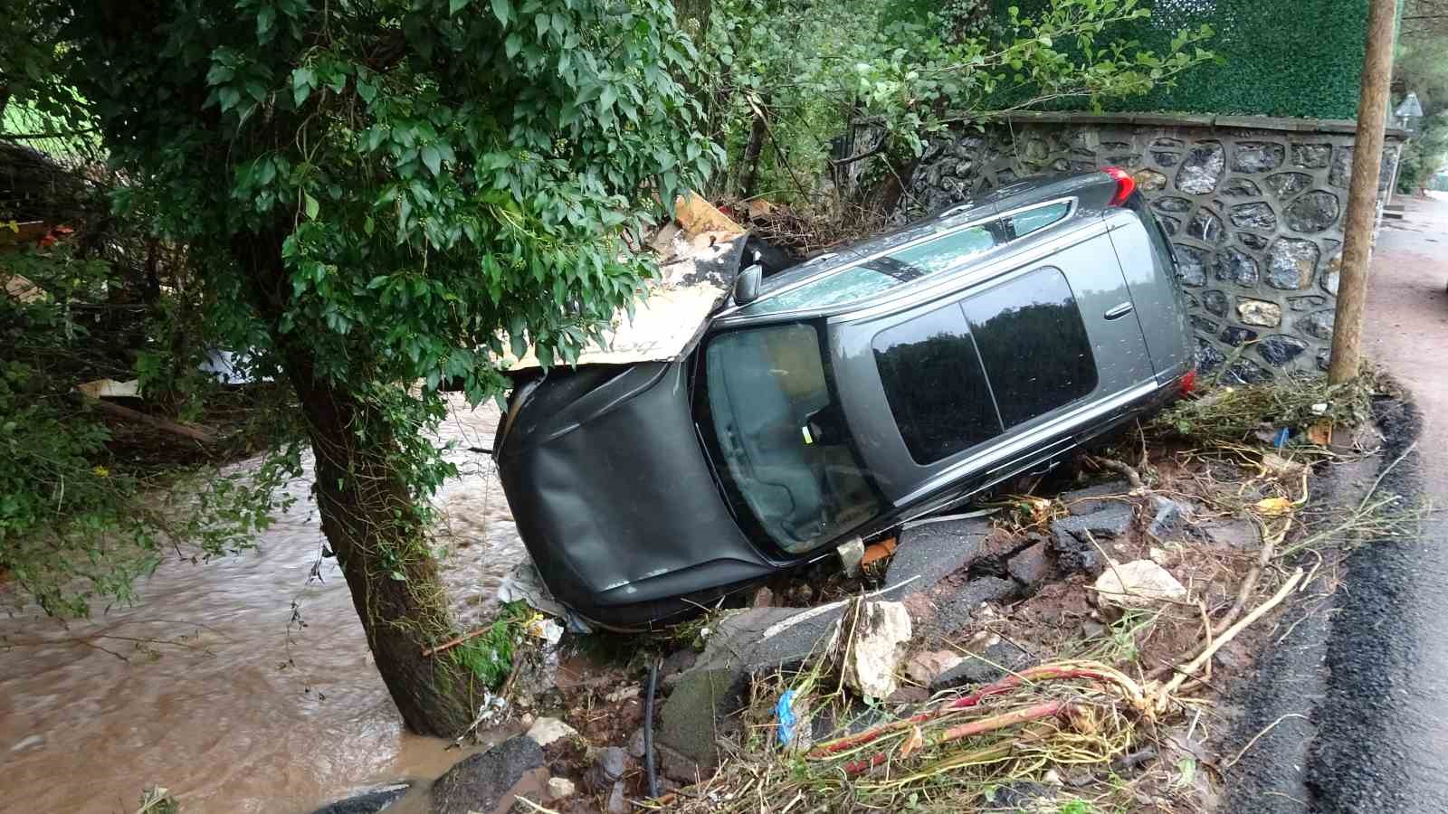 ŞİLE’DE SEL SULARI YOLLARI TAHRİP ETTİ, ARAÇLAR SÜRÜKLENDİ