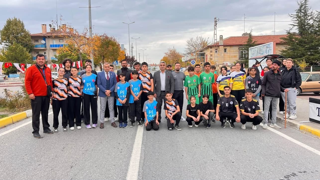 TOMARZA’DA 29 EKİM CUMHURİYET KUPASI ATLETİZM YARIŞLARI DÜZENLENDİ