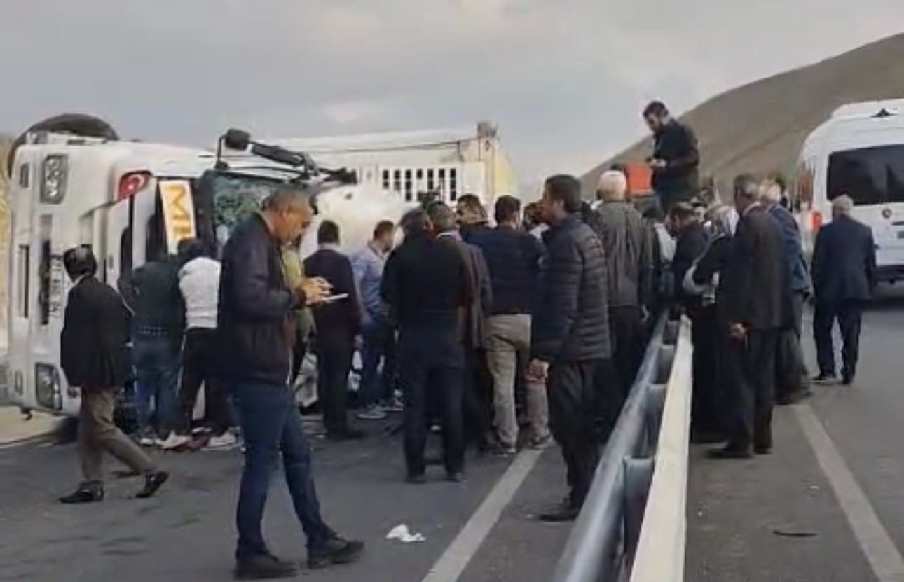 VAN YOLUNDA TIR DEVRİLDİ