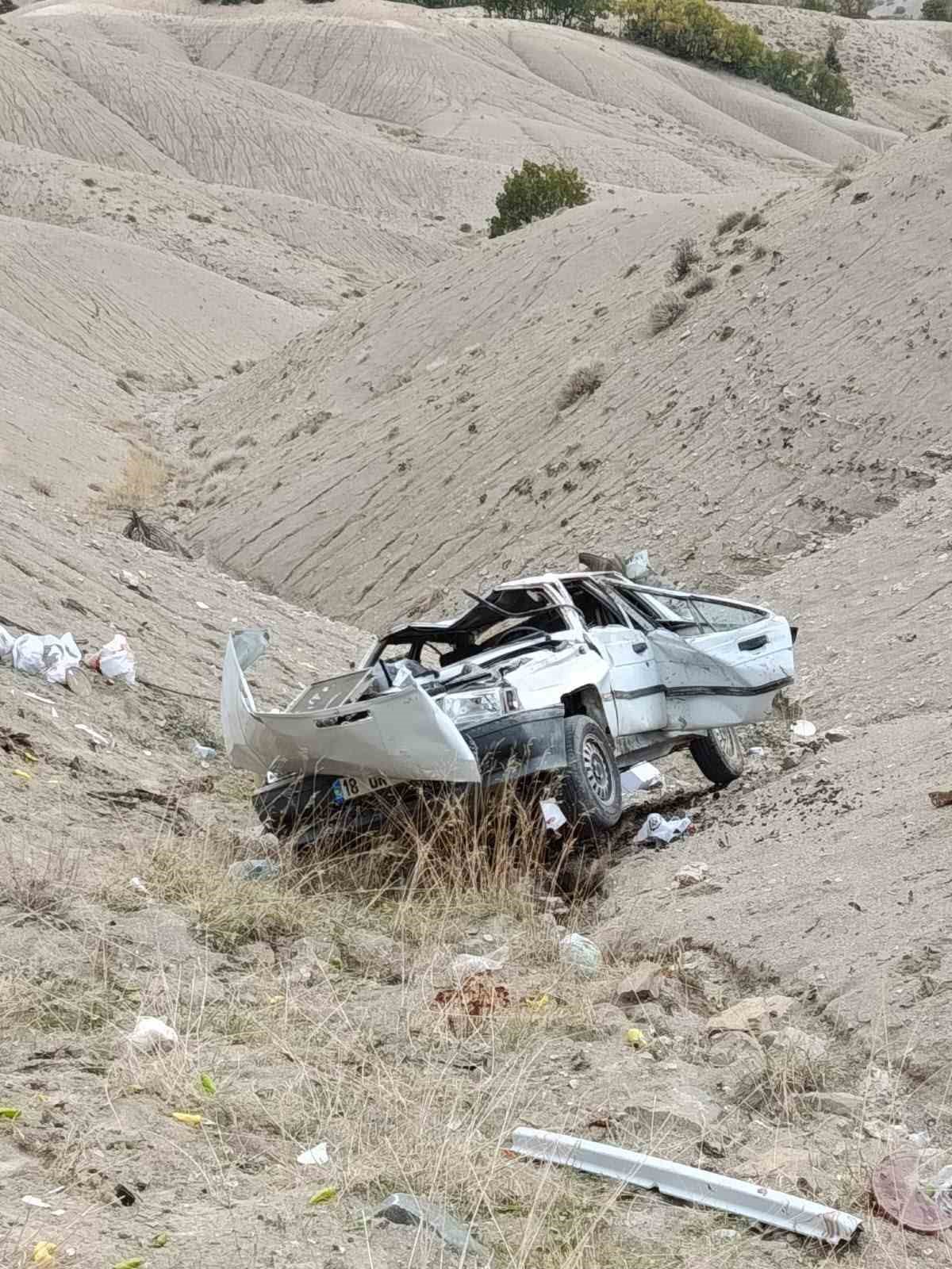 ELAZIĞ’DA OTOMOBİL UÇURUMDAN YUVARLANDI: 1 ÖLÜ, 1 YARALI