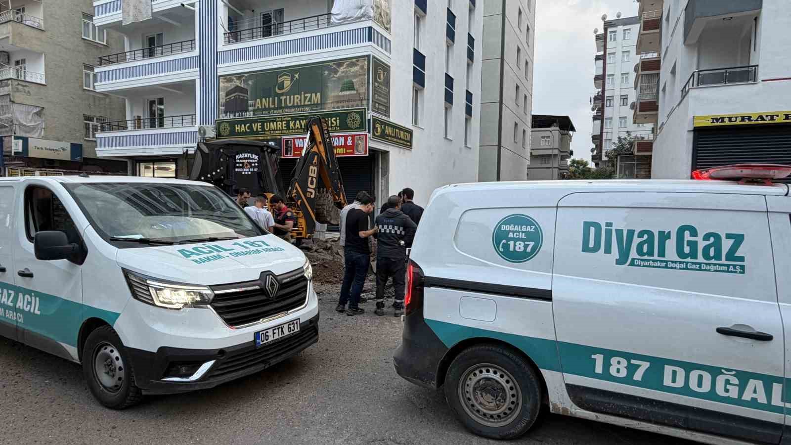 DİYARBAKIR’DA ÇALIŞMA ESNASINDA DOĞAL GAZ BORUSU ÇATLADI, EKİPLER HAREKETE GEÇTİ