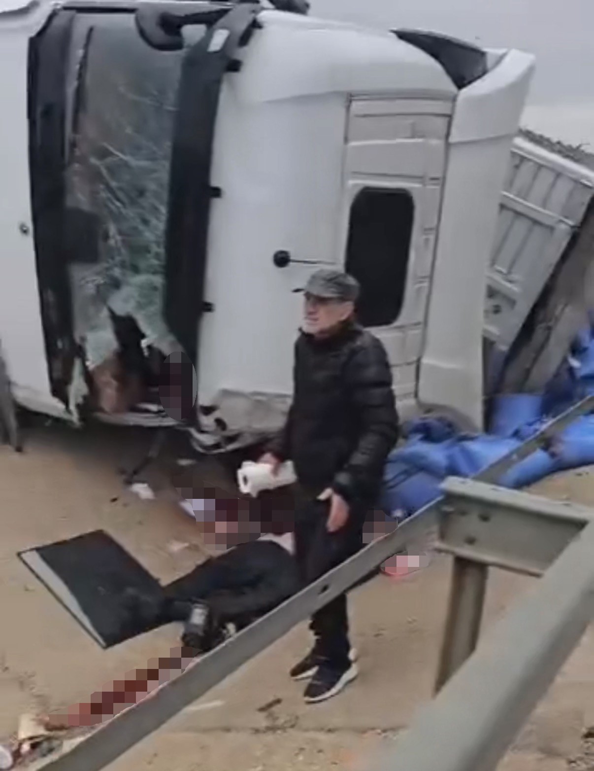 TIR KAZASINDA KOLU KOPAN SÜRÜCÜ TEDAVİ ALTINA ALINDI