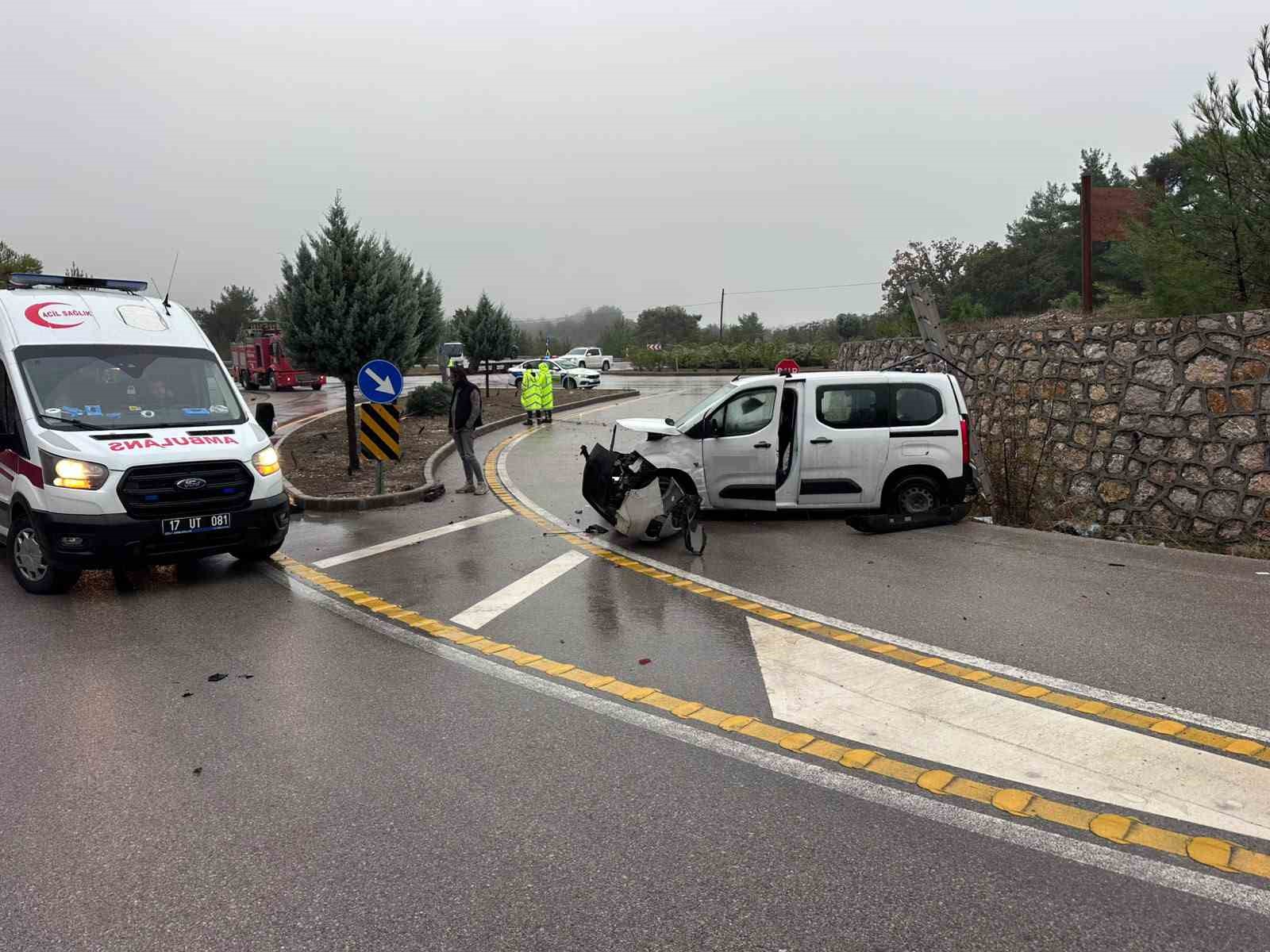 ÇANAKKALE’DE HAFİF TİCARİ ARAÇ TAKLA ATTI, SÜRÜCÜ YARALANDI