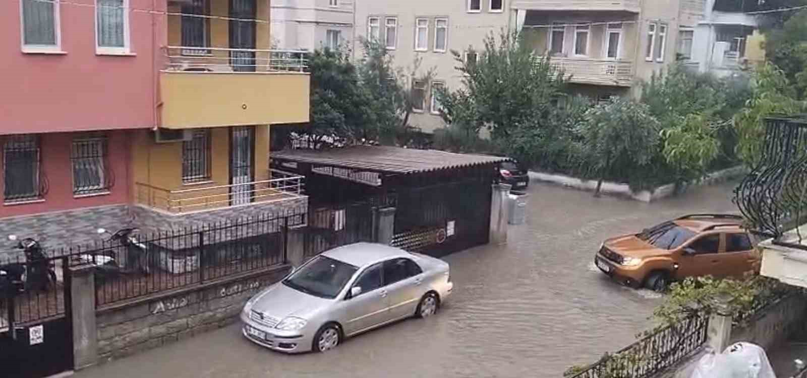 FETHİYE’DE SAĞANAK YAĞIŞ HAYATI OLUMSUZ ETKİLEDİ