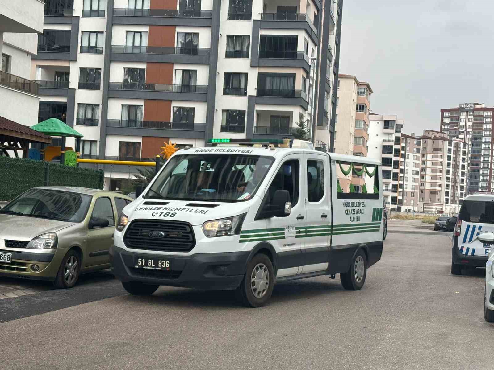 NİĞDE’DE GENÇ KIZ ÇATI KATINDA ÖLÜ BULUNDU