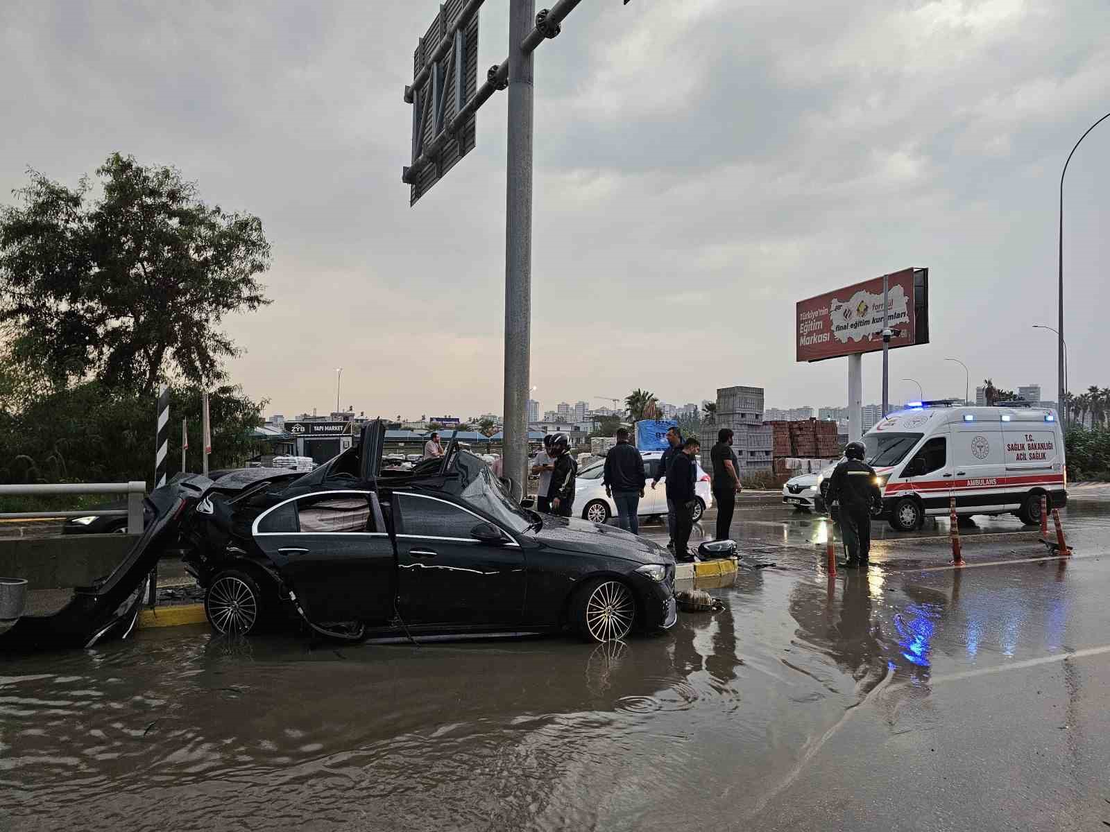 ADANA’DA OTOMOBİL DİREĞE ÇARPTI: 1 ÖLÜ