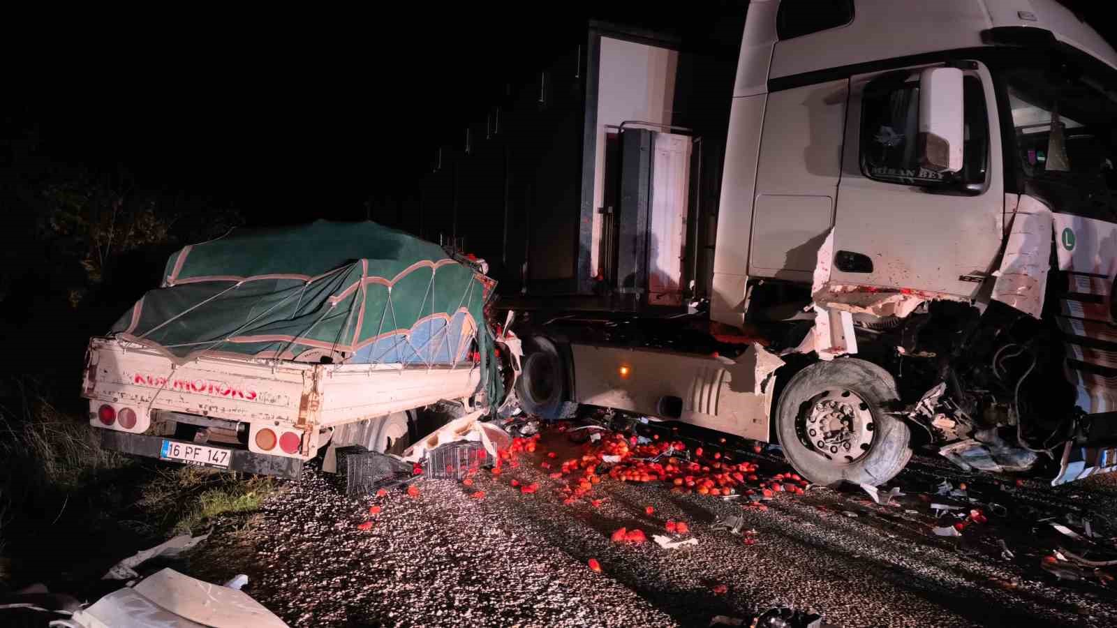 TIR İLE KAMYONET KAFA KAFAYA ÇARPIŞTI: 2 AĞIR YARALI