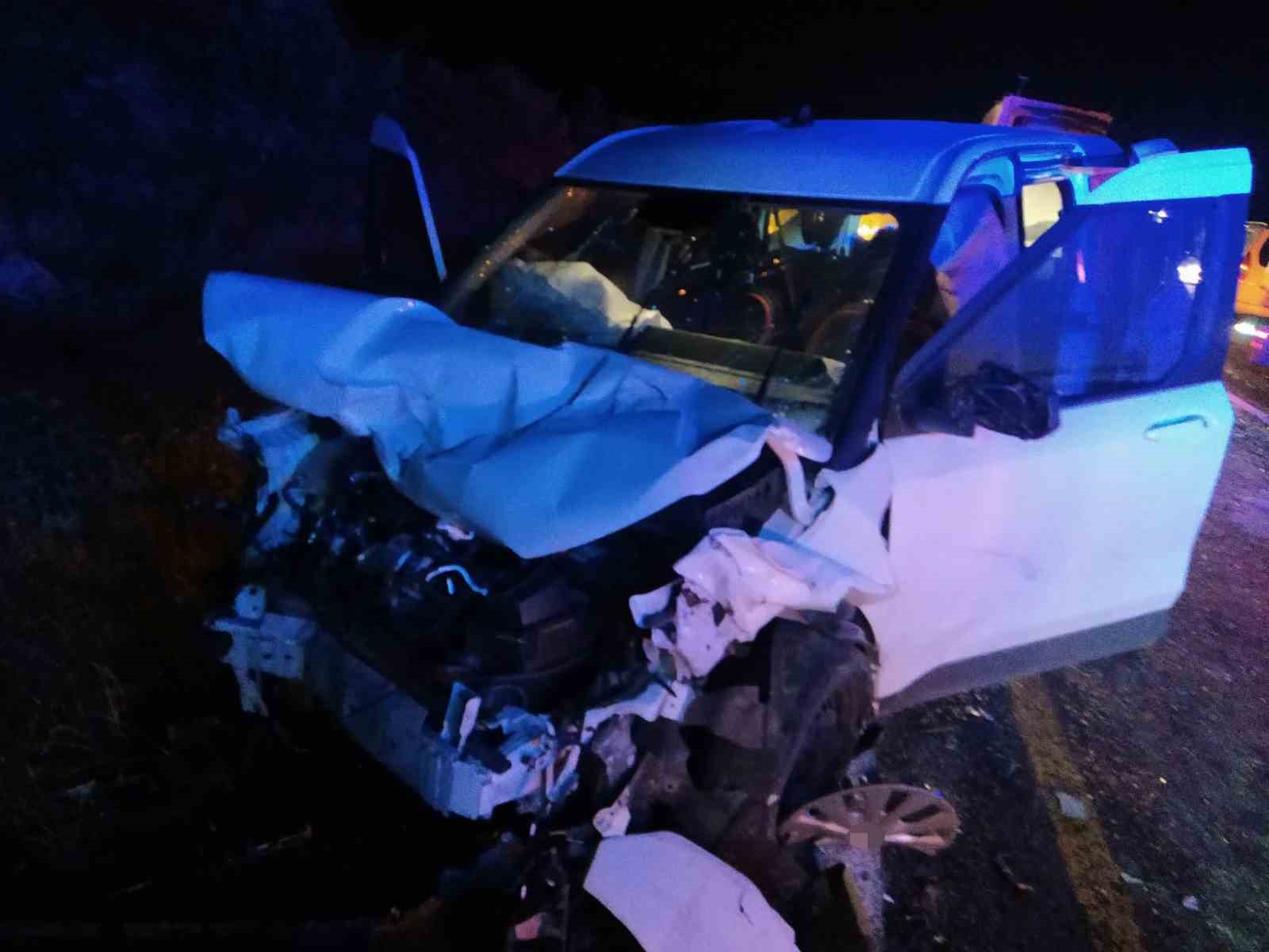 MARDİN’DE OTOMOBİL İLE TİCARİ ARAÇ ÇARPIŞTI: 1 ÖLÜ, 3 YARALI