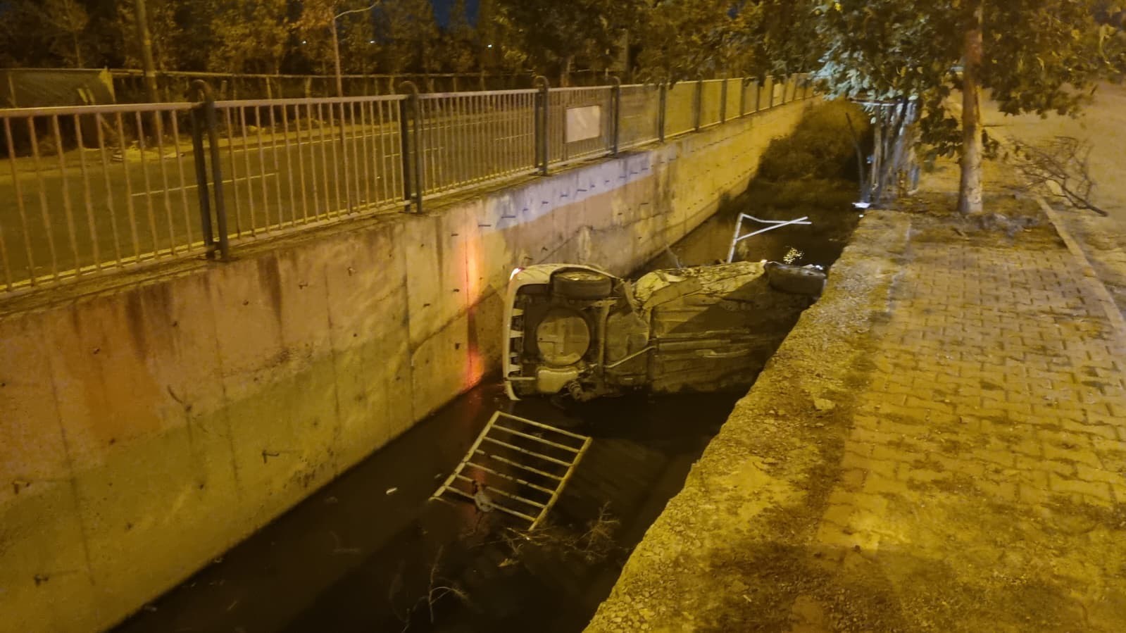 KAYSERİ’DE OTOMOBİL KANALA UÇTU: 2 YARALI
