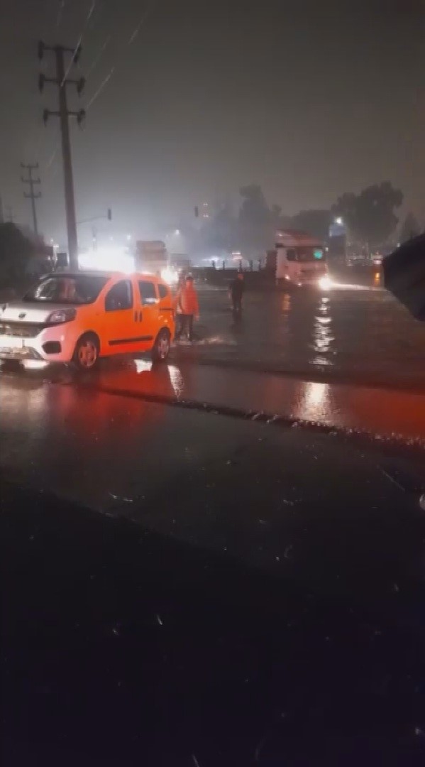 HATAY’DA SAĞANAK YAĞIŞ YOLLARI VE CADDELERİ GÖLE ÇEVİRDİ