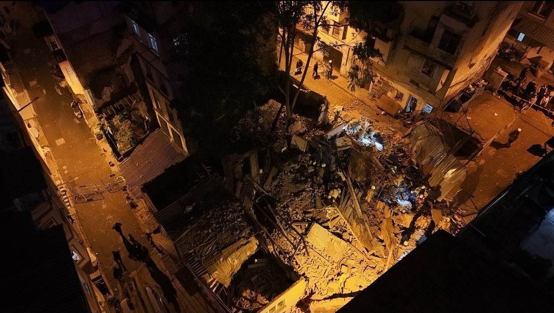 BEYOĞLU’NDA 5 KATLI BİNA ÇÖKTÜ: ARAMA ÇALIŞMALARI DEVAM EDİYOR