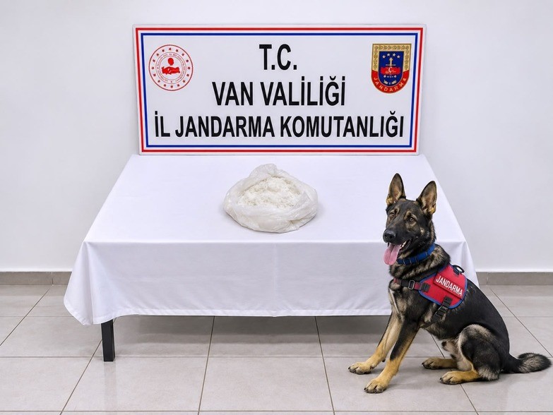 YOLCUNUN ÇANTASINDA UYUŞTURUCU MADDE ELE GEÇİRİLDİ