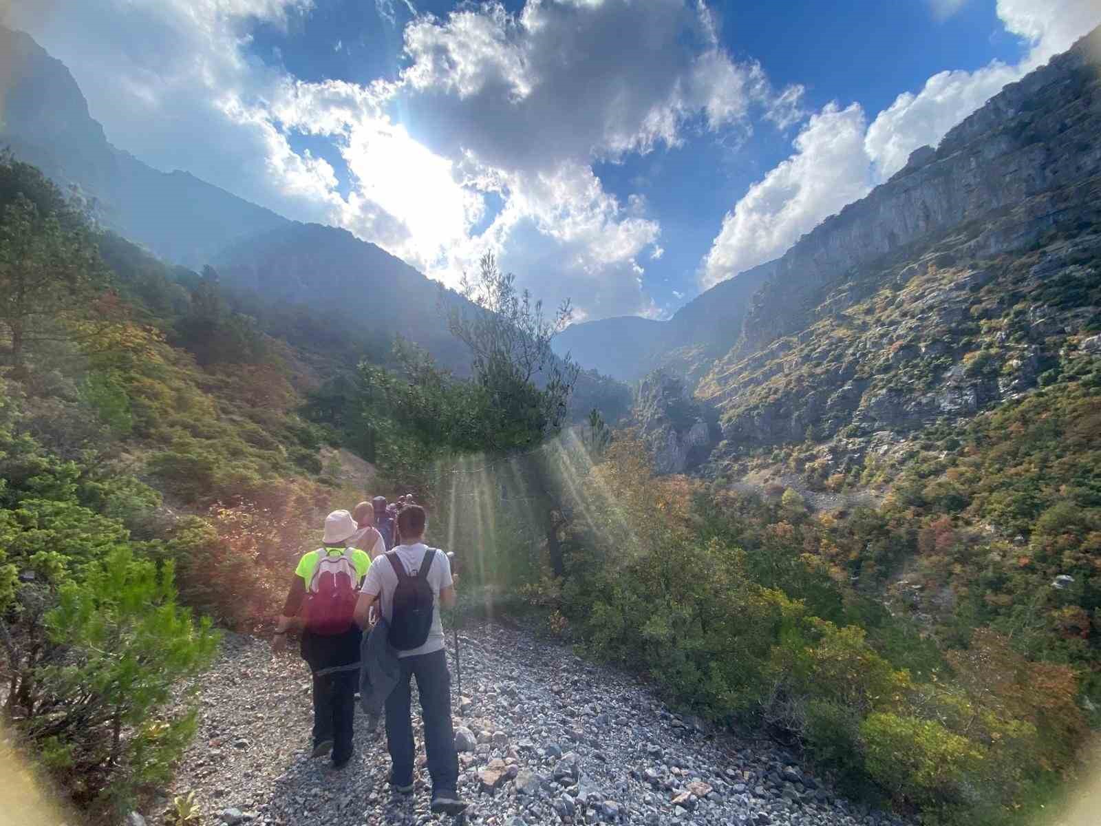 TURBELDAK ÜYELERİ, SPİL DAĞI’NIN TARİHİ PATİKALARINDA YÜRÜDÜ