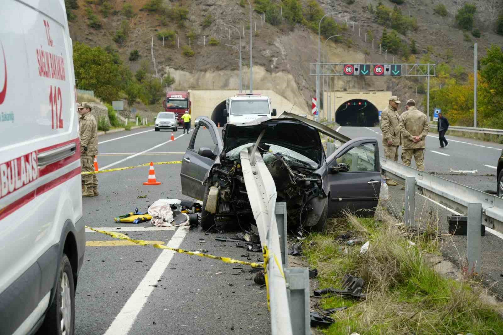 GÜMÜŞHANE’DE OTOMOBİL BARİYERLERE SAPLANDI: 1 ÖLÜ, 1’İ AĞIR 4 YARALI