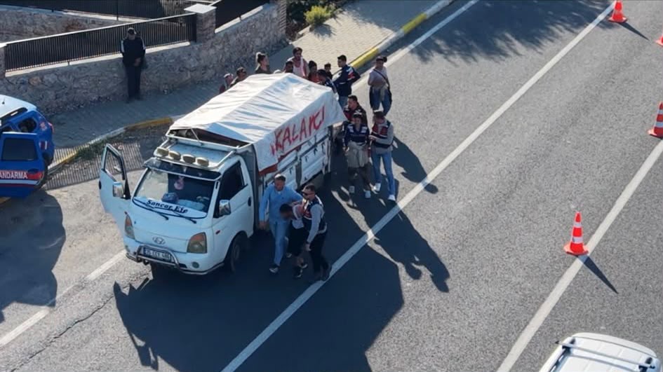 CEZAEVİ FİRARİSİNİN ZEYTİN İŞÇİSİ KILIĞINDAKİ KAÇIŞI JANDARMAYA TAKILDI