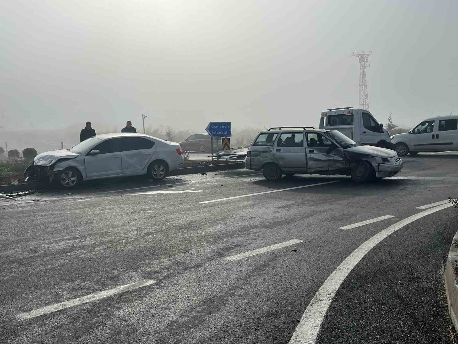 ÇORUM’DA İKİ OTOMOBİL ÇARPIŞTI: 3 YARALI