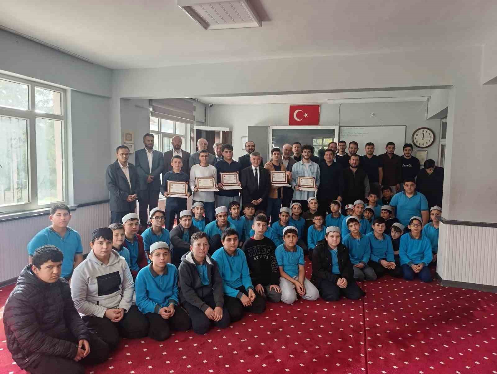 KORKUTELİ’NDE ERKEK HAFIZLARIN BELGE SEVİNCİ