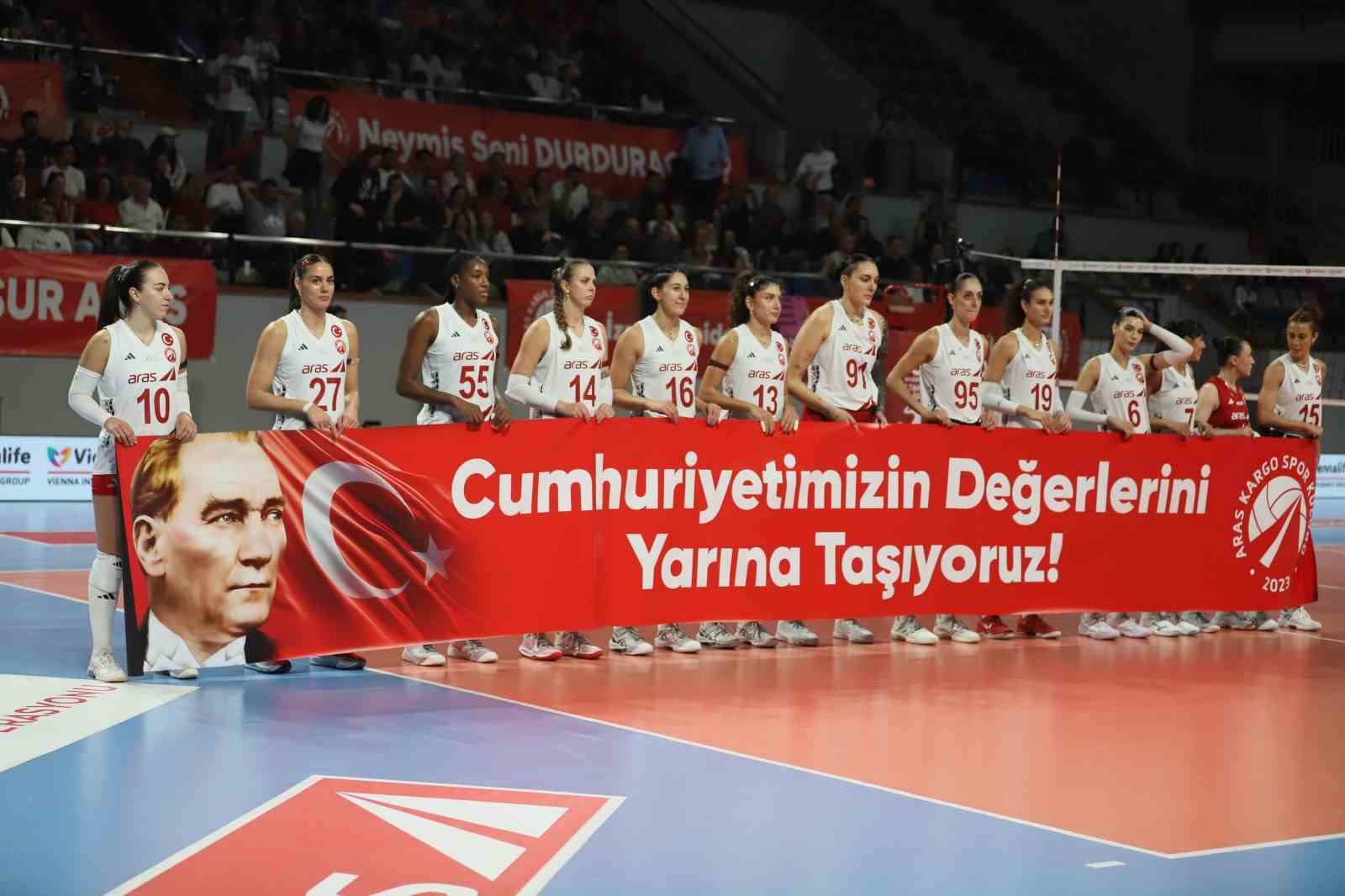 ARAS KARGO SPOR KULÜBÜ, SULTANLAR LİGİ’NDE CUMHURİYET’İN 103’ÜNCÜ YILINI KUTLADI