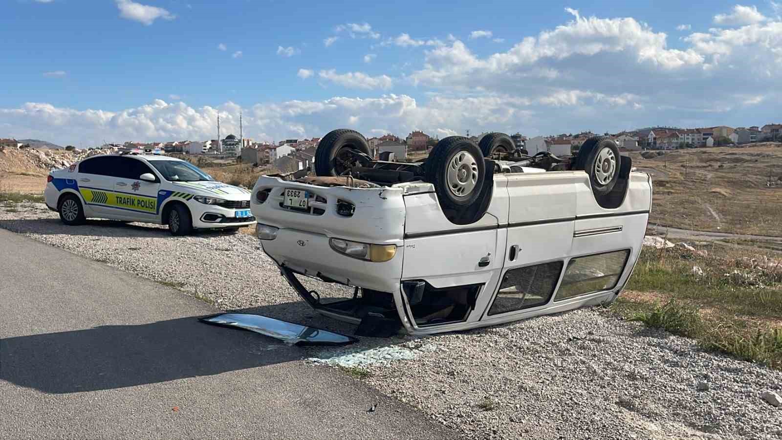 KARAMAN’DA OTOMOBİLLE ÇARPIŞAN PANELVAN DEVRİLDİ: 2 YARALI