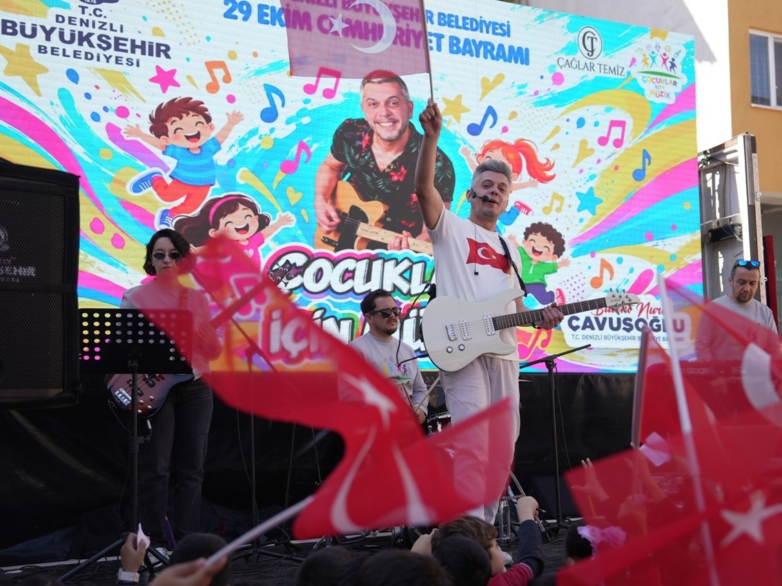 DENİZLİ BÜYÜKŞEHİRLE CUMHURİYET COŞKUSU OKULLARA TAŞTI