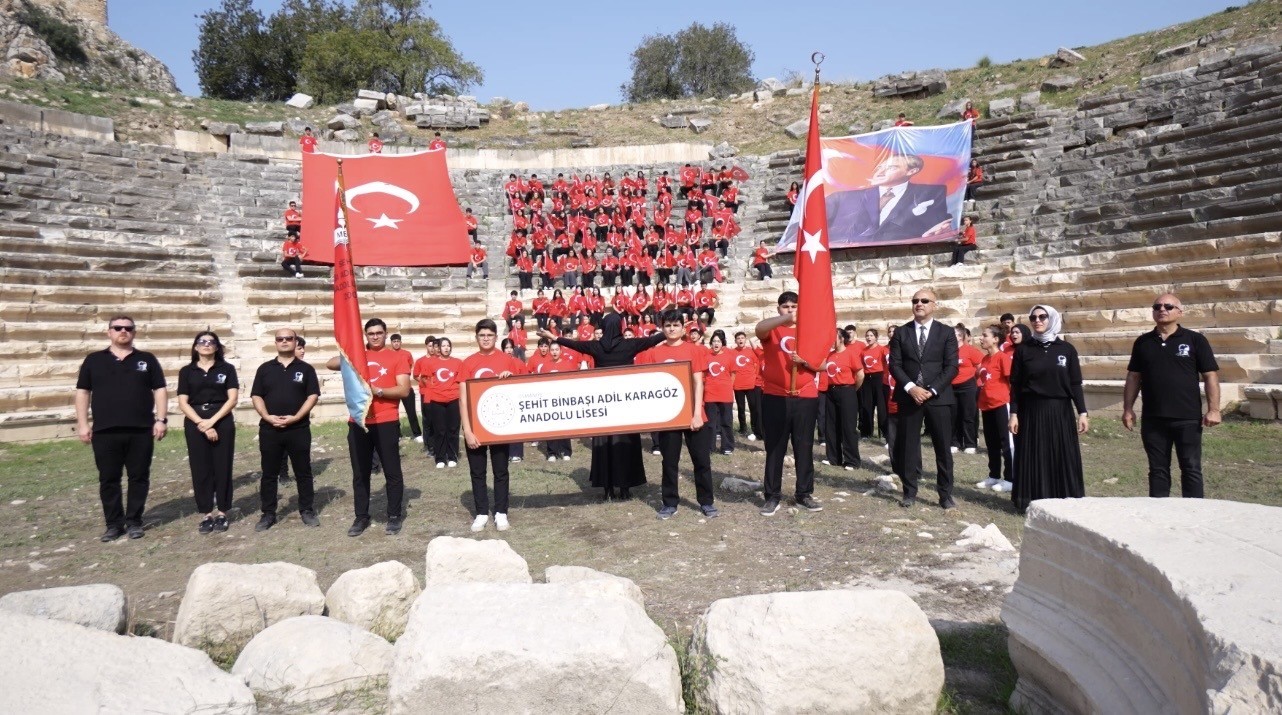 OSMANİYE’DE 103 ÖĞRENCİ CUMHURİYET’İN 103. YILINI ANTİK KENTTE KUTLADI