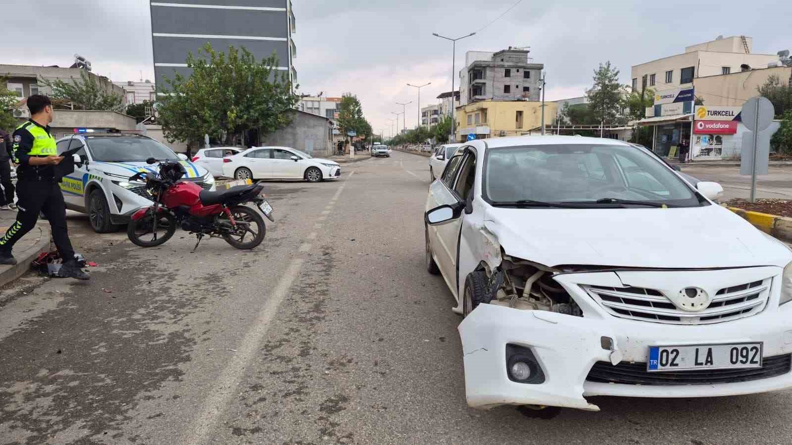 ADIYAMAN’DA OTOMOBİL İLE MOTOSİKLET ÇARPIŞTI: 1 YARALI