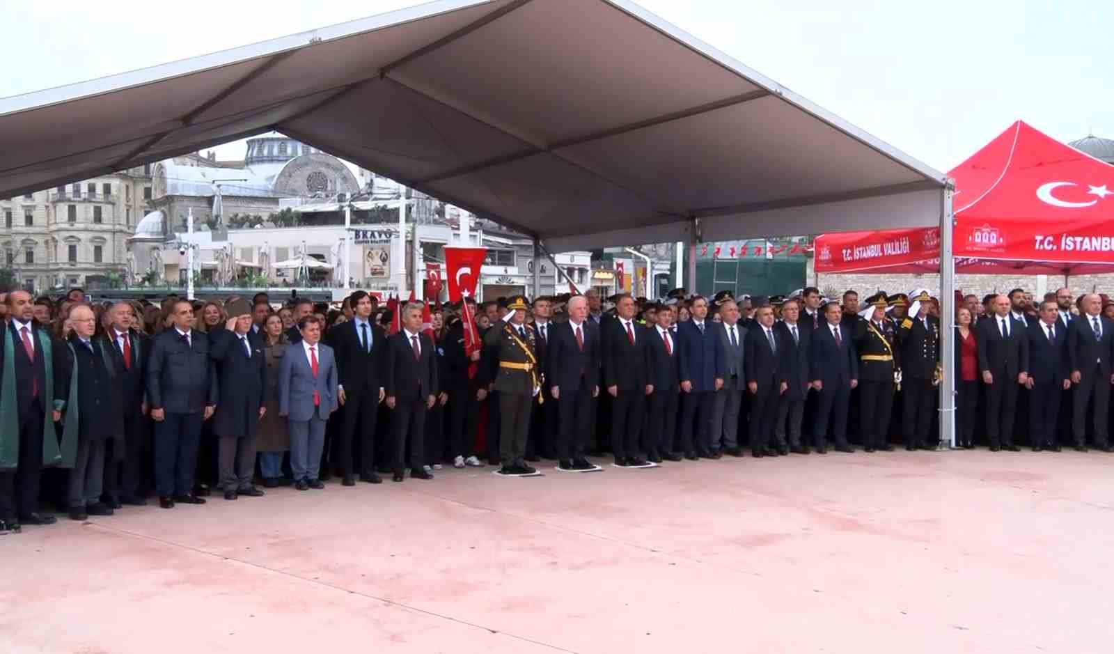 TAKSİM’DE CUMHURİYET BAYRAMI ÖNCESİ TÖREN DÜZENLENDİ