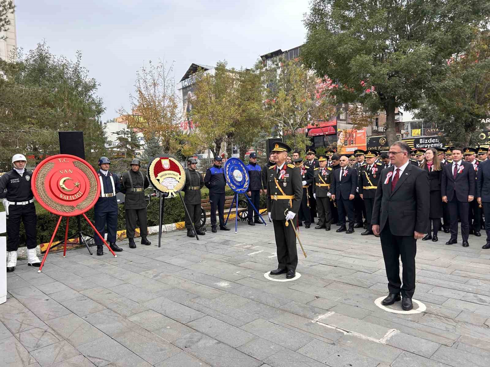 VAN’DA 29 EKİM CUMHURİYET BAYRAMI İÇİN ÇELENK SUNMA TÖRENİ DÜZENLENDİ