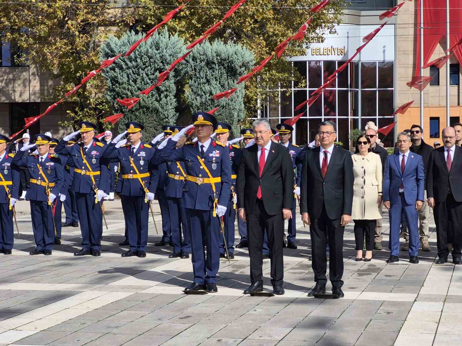 ESKİŞEHİR’DE 29 EKİM CUMHURİYET BAYRAMI ÇELENK SUNMA TÖRENİYLE BAŞLADI