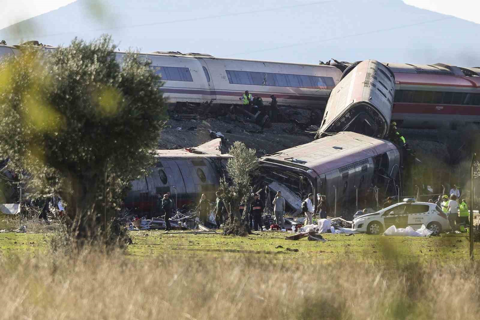 İSPANYA’DAKİ TREN KAZASINDA ÖLÜ SAYISI 30’A YÜKSELDİ