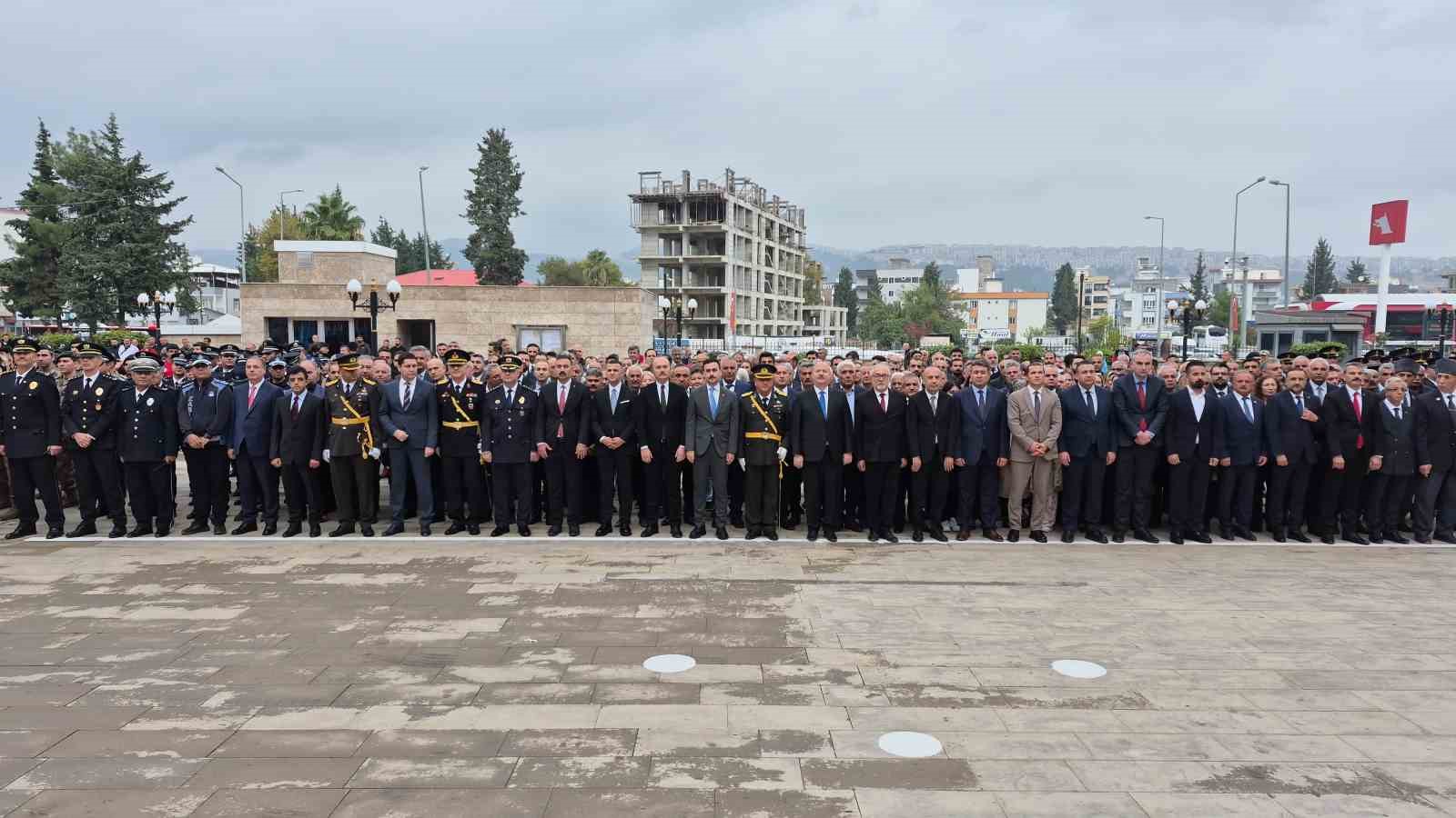 ADIYAMAN’DA ATATÜRK ANITI’NA ÇELENK SUNULDU