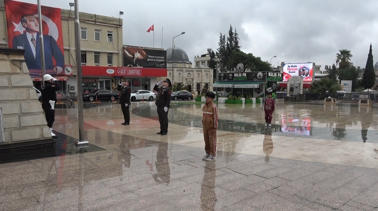 KİLİS’TE ASKERLERİ ÖRNEK ALAN ÇOCUKTAN YÜREKLERİ ISITAN GÖRÜNTÜ