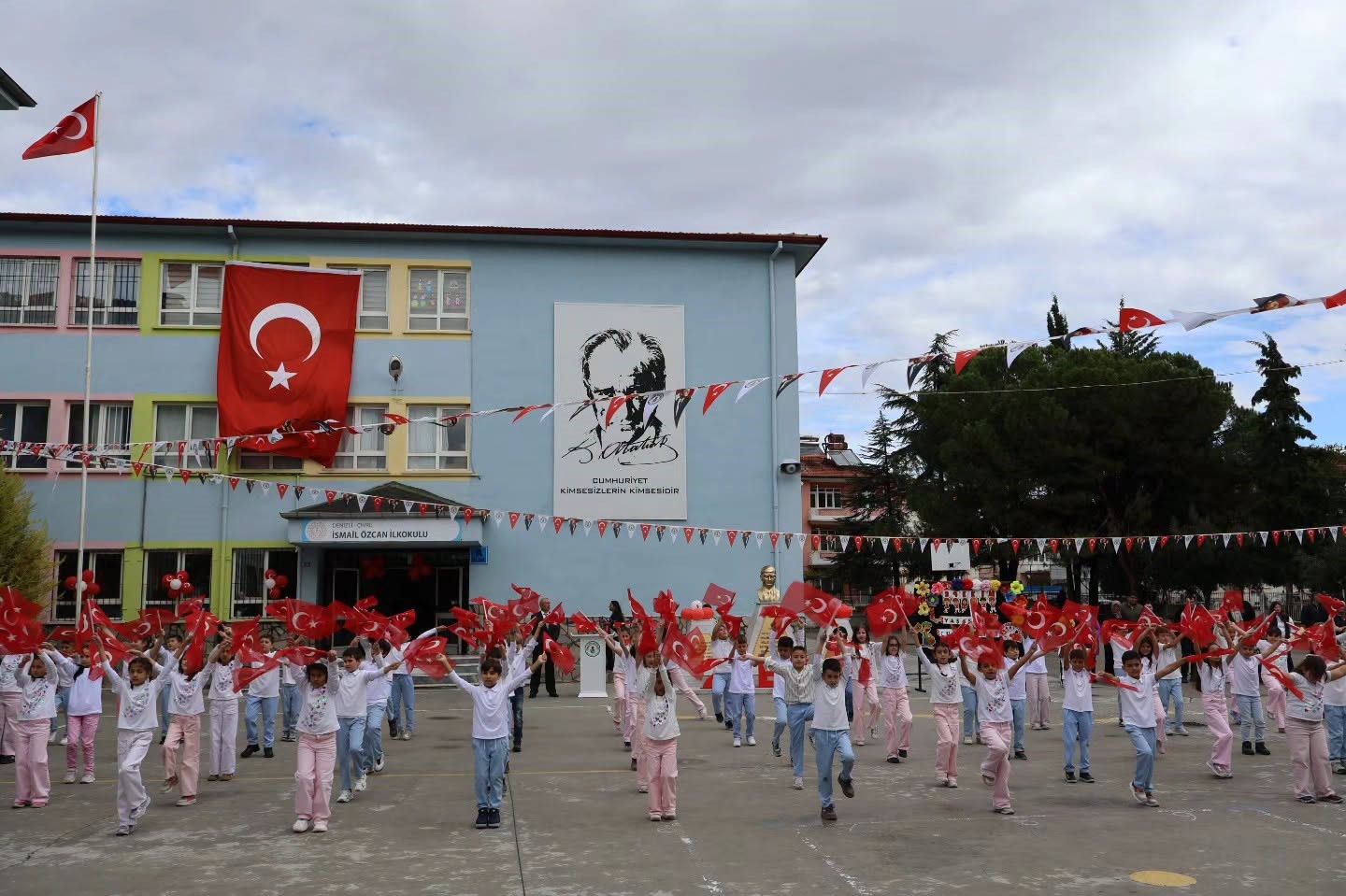 ÇİVRİL’DE 29 EKİM COŞKUSU TÖRENLERLE BAŞLADI