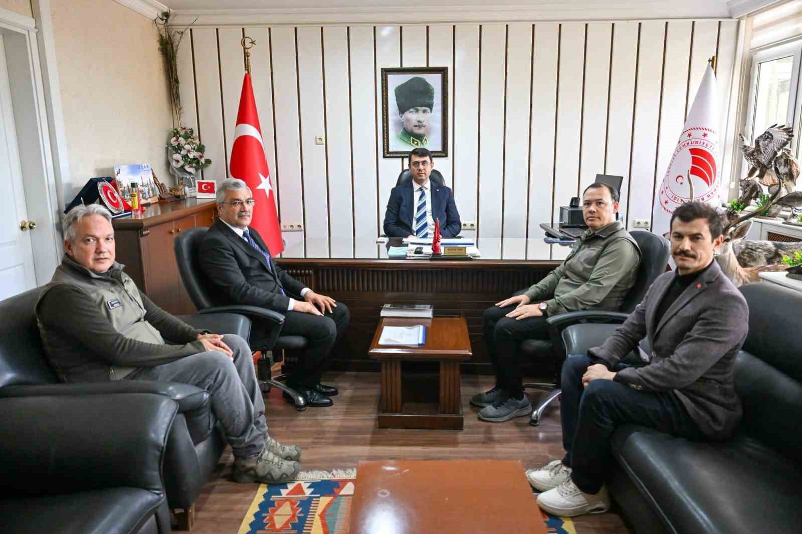 UŞAK VALİSİ KARTAL, ORMAN İŞLETME MÜDÜRLÜĞÜ VE DKMP’Yİ ZİYARET ETTİ