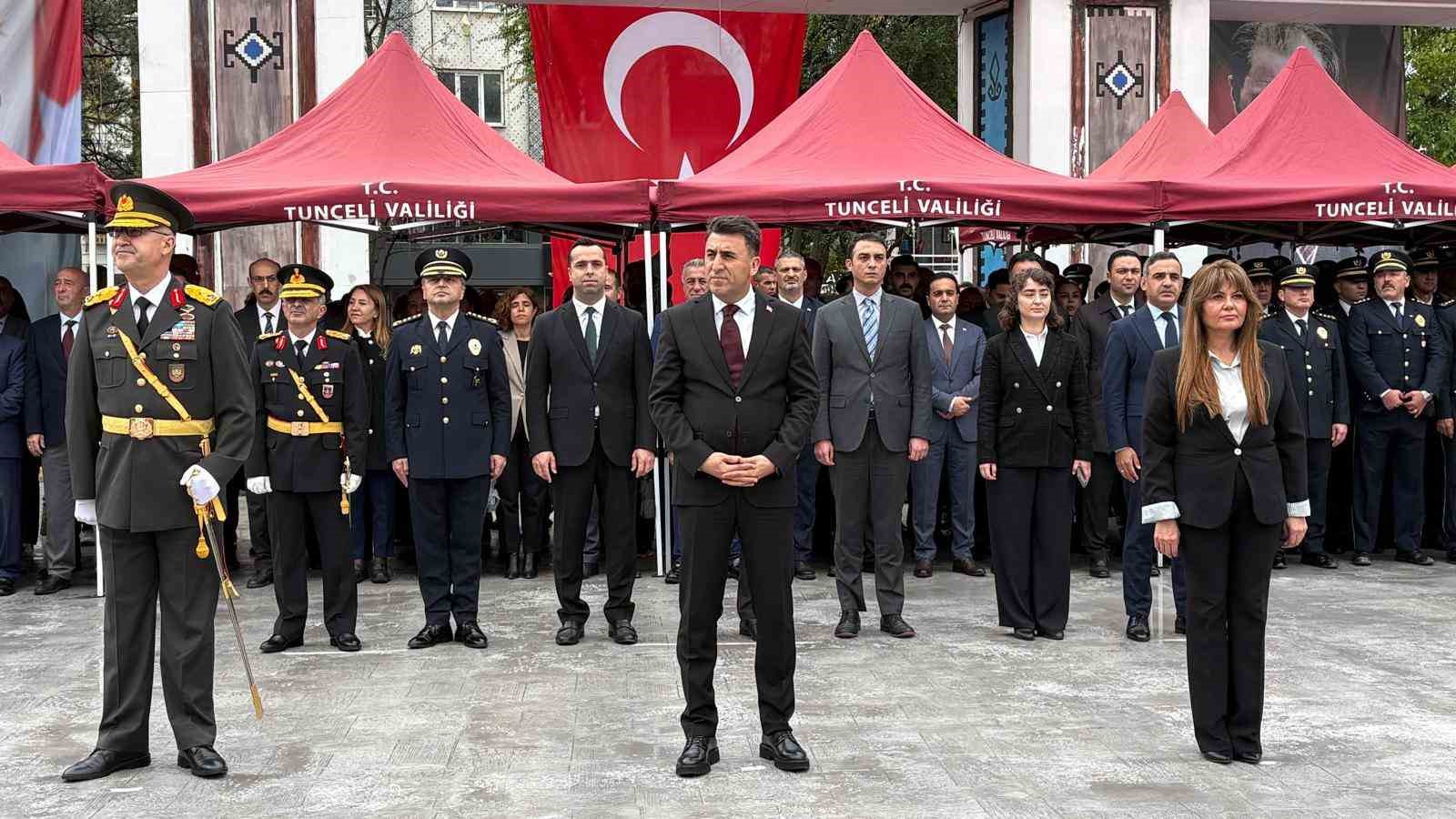 TUNCELİ’DE 29 EKİM CUMHURİYET BAYRAMI KUTLAMALARI ÇELENK SUNUMUYLA BAŞLADI