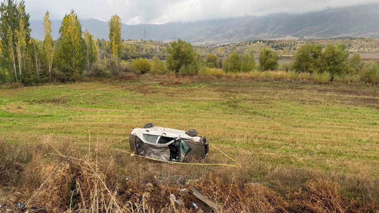 OTOMOBİL ŞARAMPOLE DEVRİLDİ: 2 YARALI