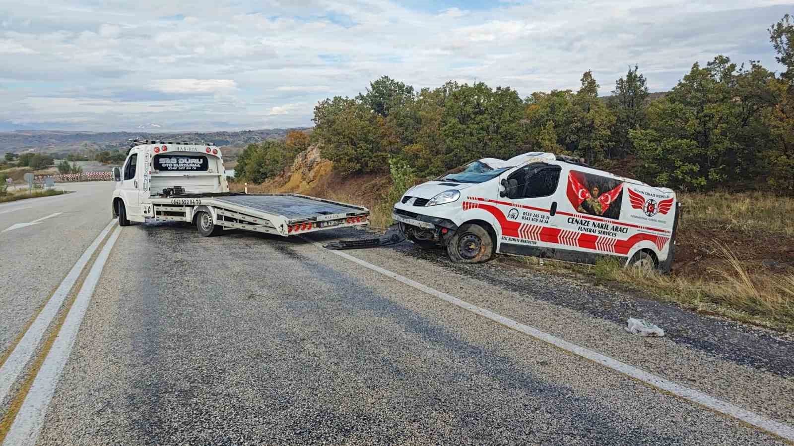 ISPARTA’DA ÖZEL CENAZE NAKİL ARACI ŞARAMPOLE DEVRİLDİ: 1 YARALI