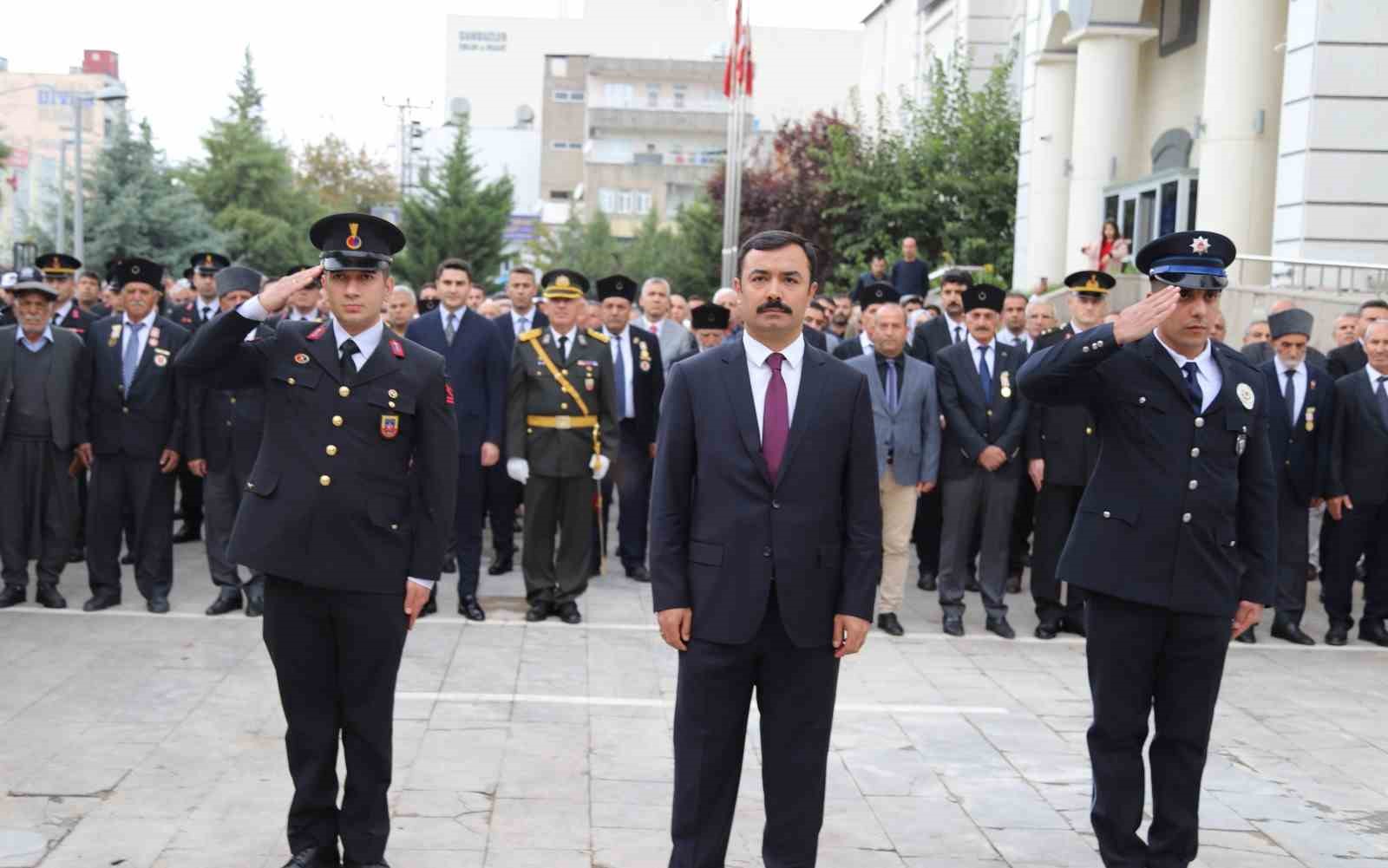 KAHTA’DA CUMHURİYET’İN 103. YIL DÖNÜMÜ TÖRENLE KUTLANDI