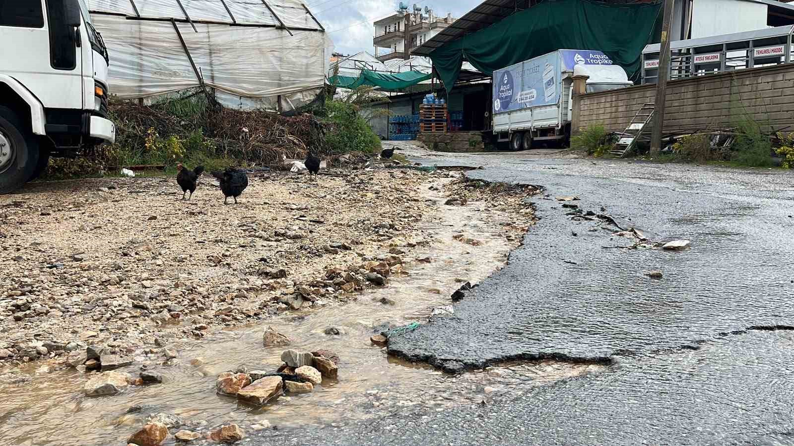 ALANYA’DA PAZAR YERİNİ SU BASTI