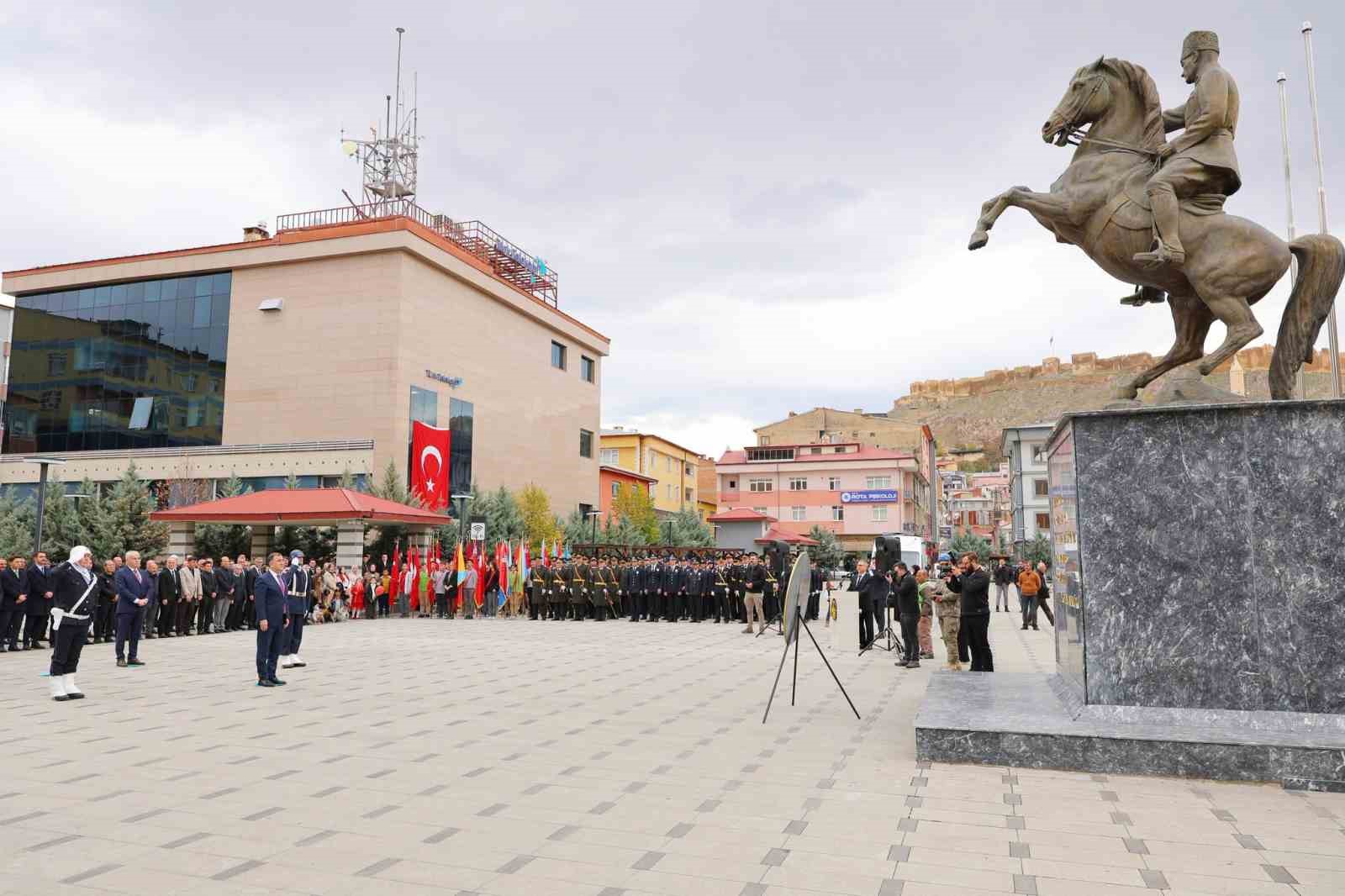 BAYBURT’TA CUMHURİYET BAYRAMI KUTLAMALARI ÇELENK SUNUMUYLA BAŞLADI