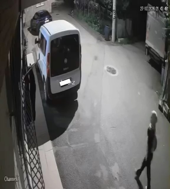 KORKULUĞA ASILAN KIYAFETLERİ BEĞENİP ALAN KADIN KAMERAYA YAKALANDI