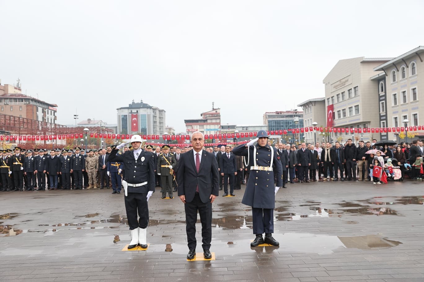 MUŞ’TA CUMHURİYET BAYRAMI COŞKUSU ÇELENK TÖRENİ VE YÜRÜYÜŞLE BAŞLADI