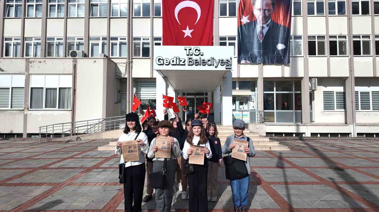 MİNİKLERİN CUMHURİYET COŞKUSU SOKAKLARA TAŞTI