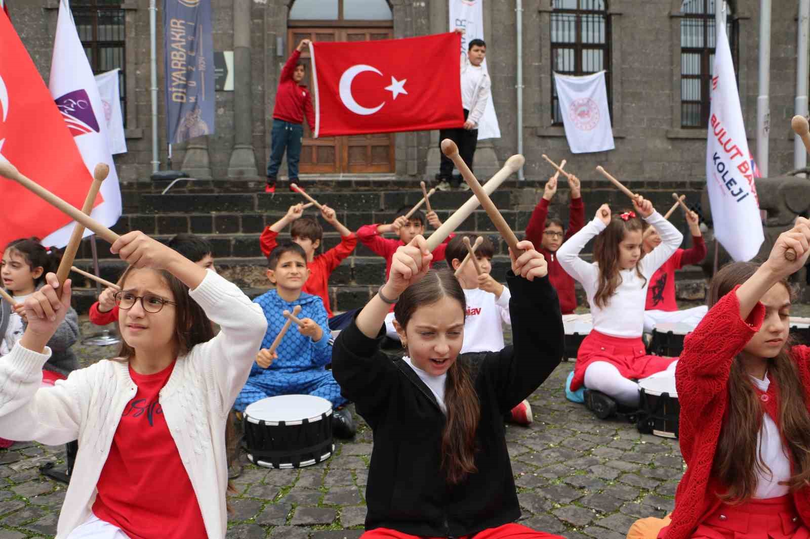 CUMHURİYET COŞKUSU DİYARBAKIR’IN TARİHİ SURLARINDA YANKILANDI