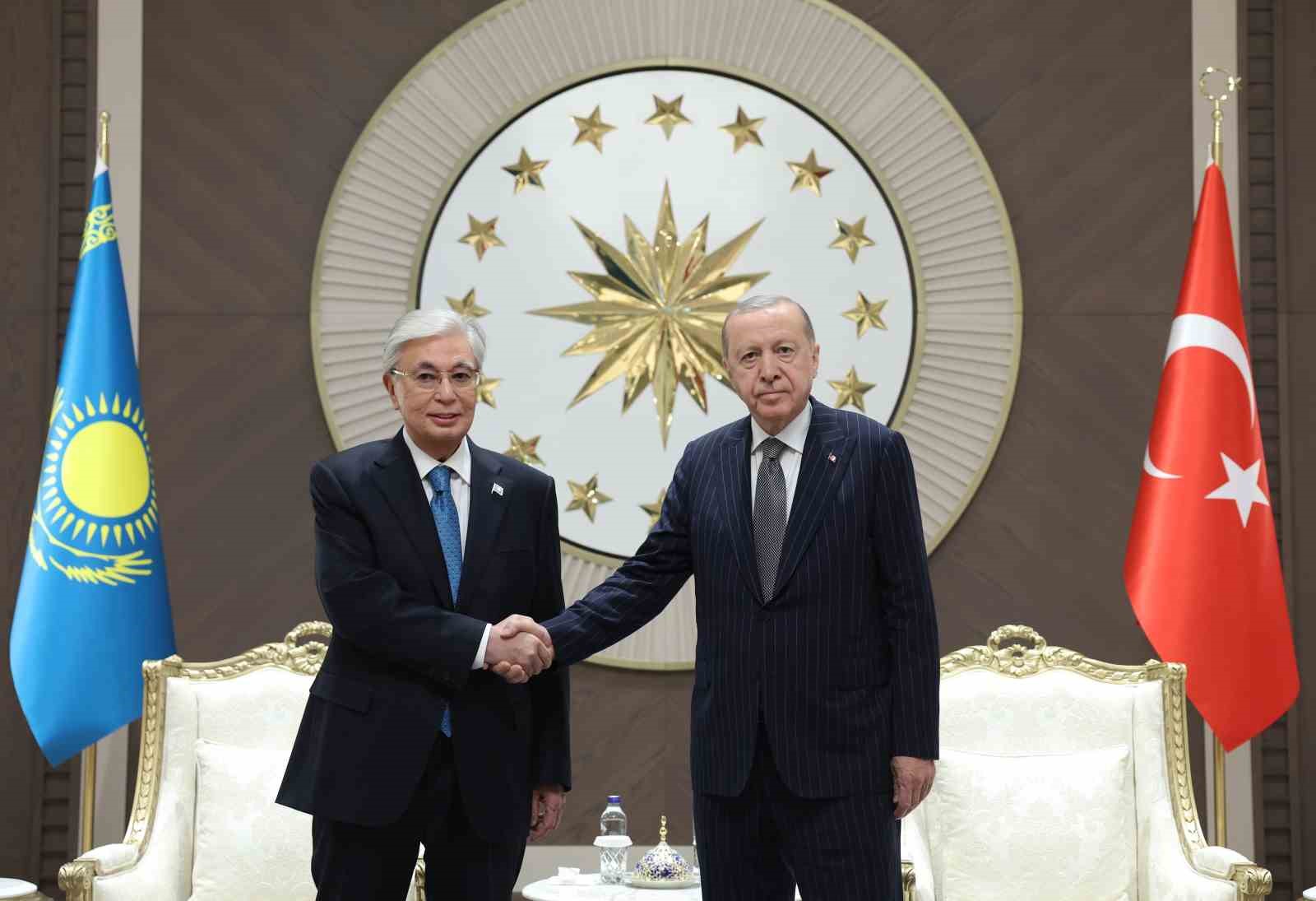 CUMHURBAŞKANI ERDOĞAN, KAZAKİSTAN CUMHURBAŞKANI TOKAYEV’İ TÖRENLE KARŞILADI