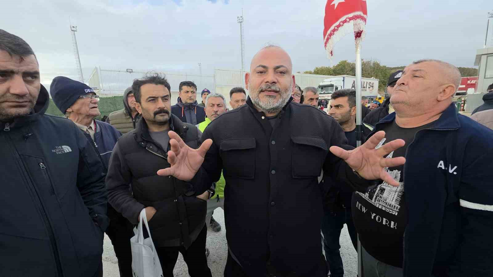 KAPIKULE VE HAMZABEYLİ’DE TIR ŞOFÖRLERİ YAŞADIKLARI MAĞDURİYETİ ANLATTI: "BİZ TURİST DEĞİLİZ"