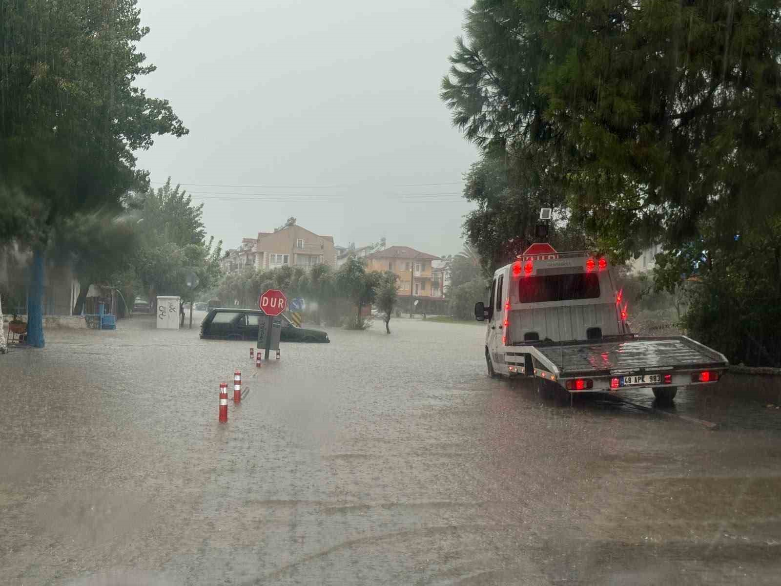 FETHİYE’DE SAĞANAK ETKİLİ OLDU, YOLLAR SULAR ALTINDA KALDI