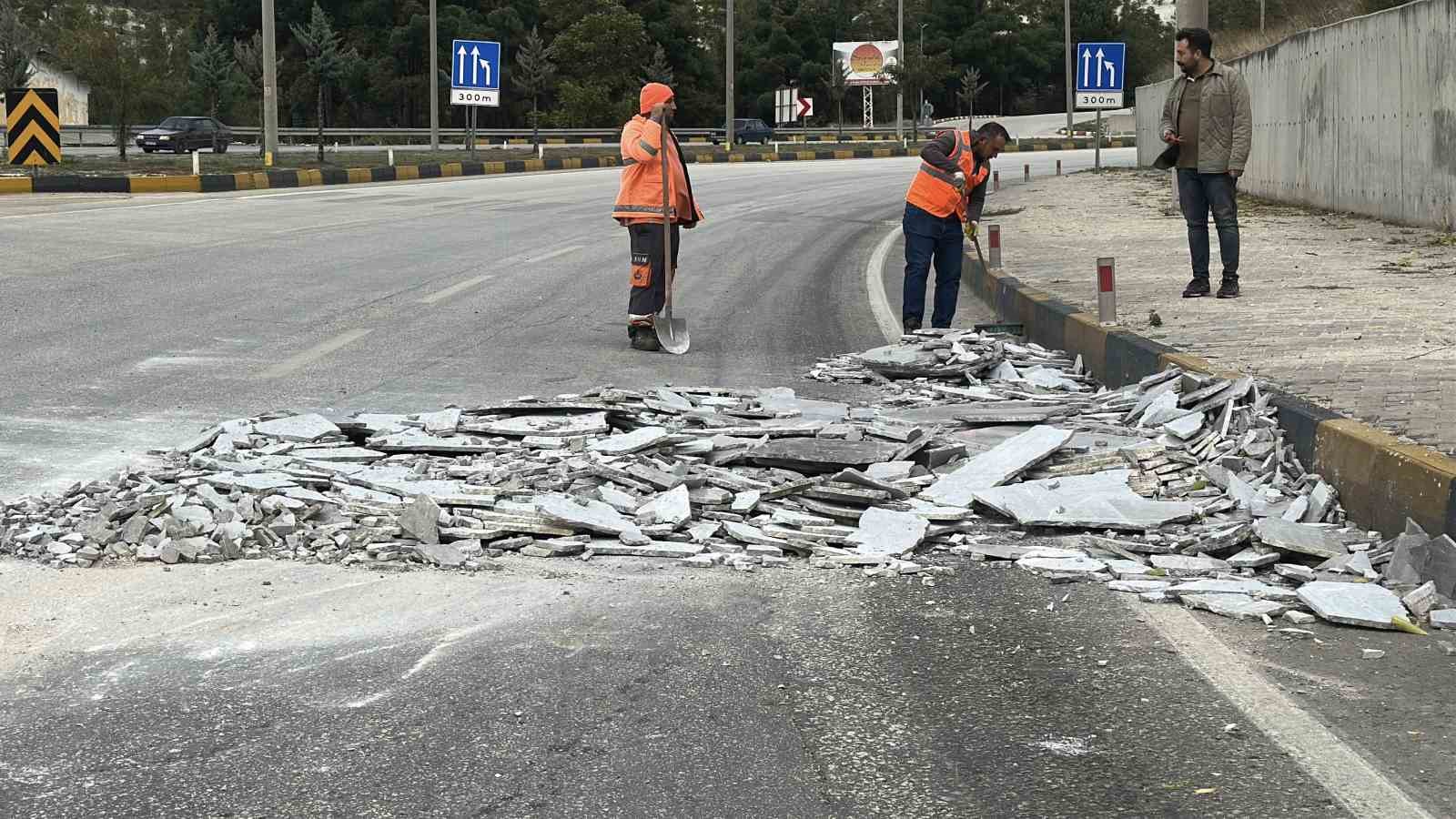 KARAYOLUNA MERMER PARÇALARINI DÜŞÜREN TIR SÜRÜCÜSÜNE PARA CEZASI