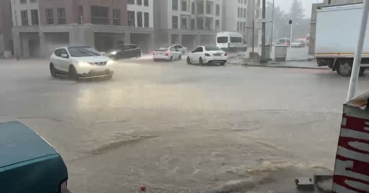 BESNİ’DE SAĞANAK YAĞIŞ: CADDE VE SOKAKLAR GÖLE DÖNDÜ